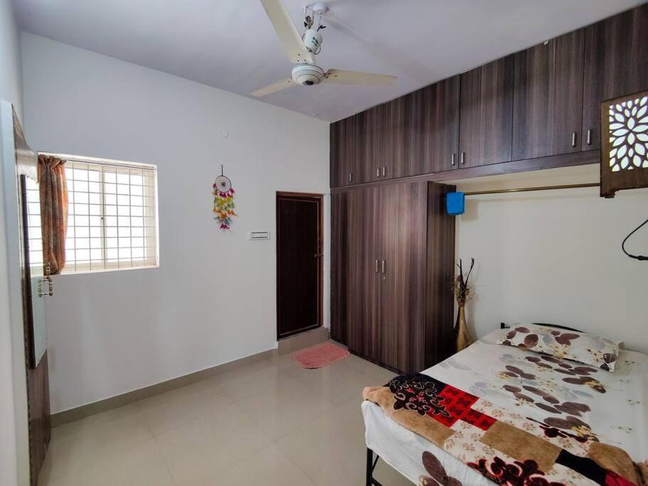 Comfy 2-Bedroom House In Sanjaynagar, Bengaluru Exterior photo